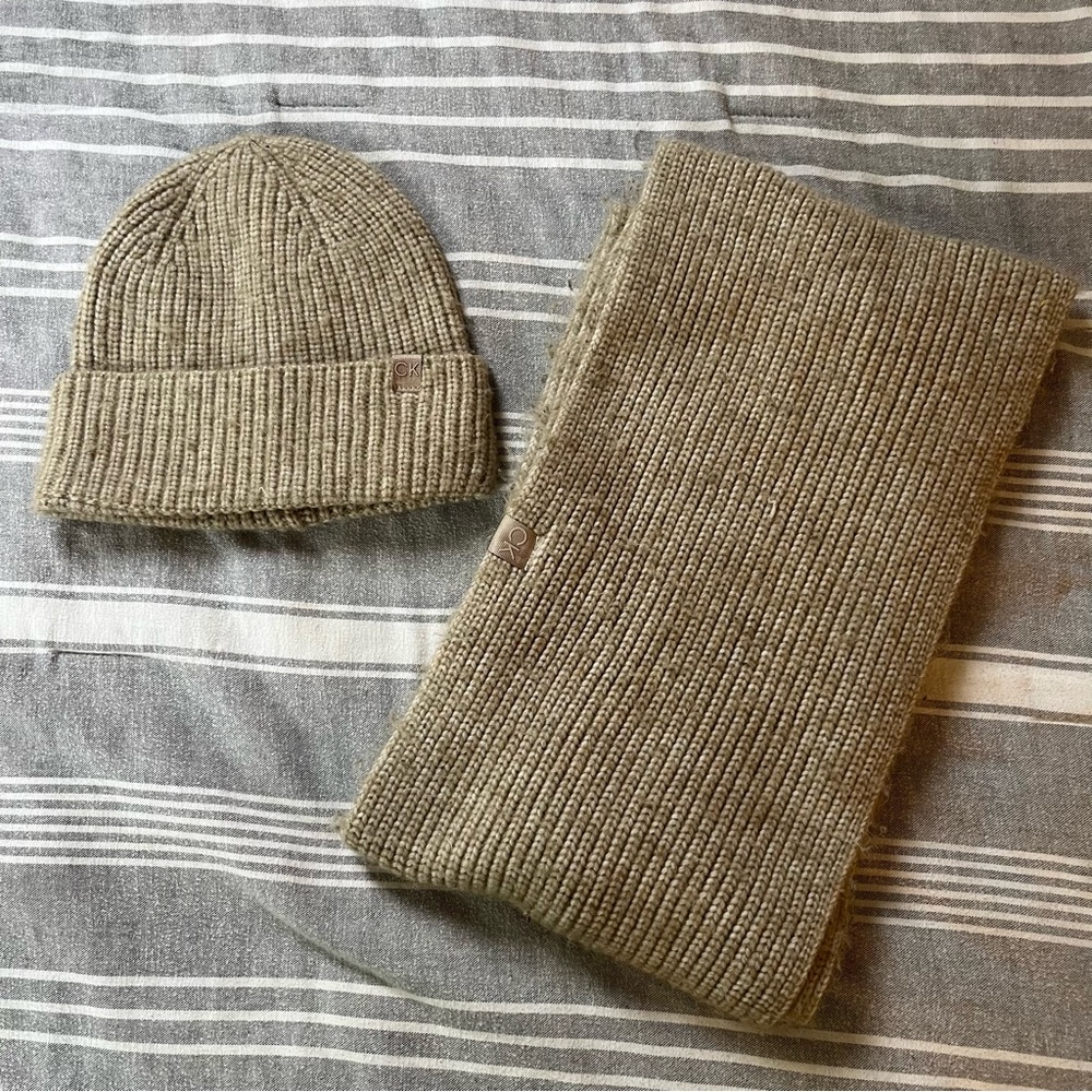 Calvin Klein set: hat and scarf